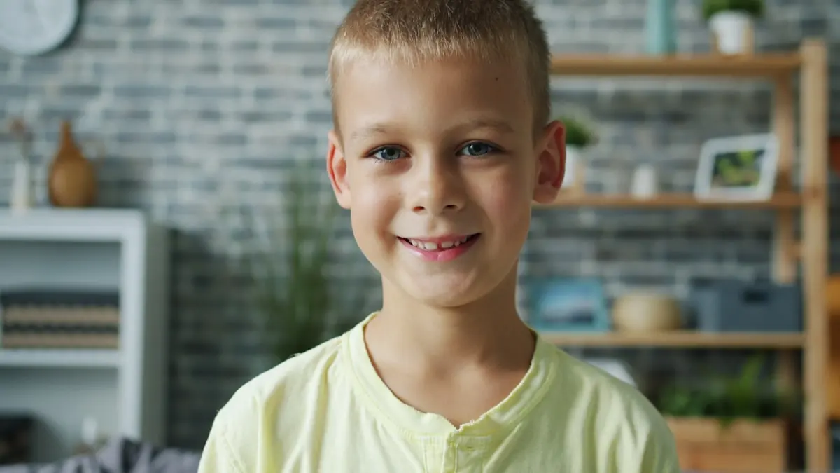Gutt som smiler mot kameraet