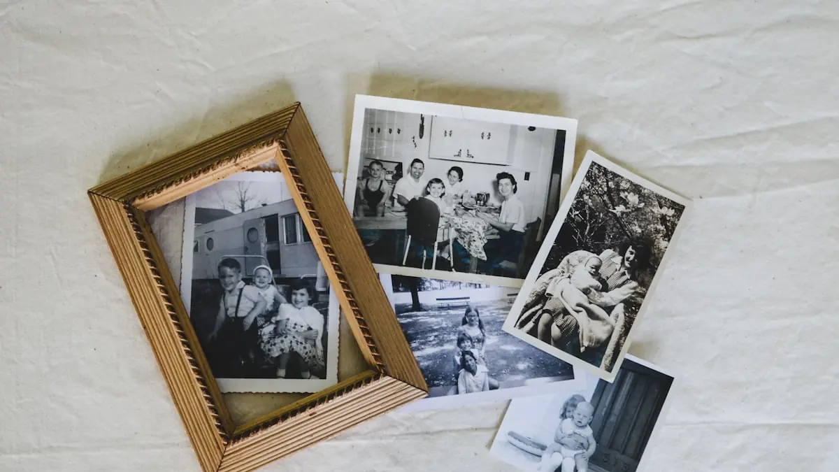 Gamle svart-hvitt-familiebilder og en bilderamme