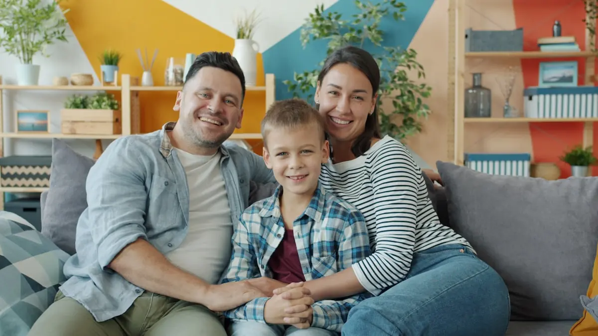 Familie på tre i sofaen hjemme