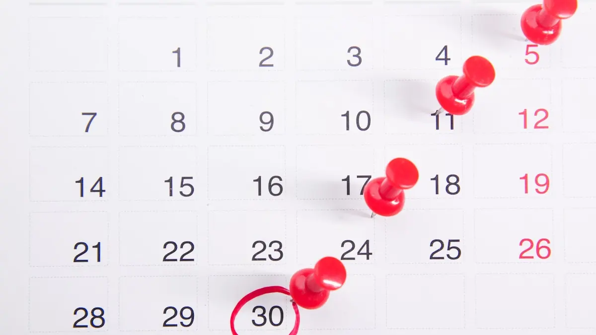 Kalender med røde nåler, den 30. er ringet rundt